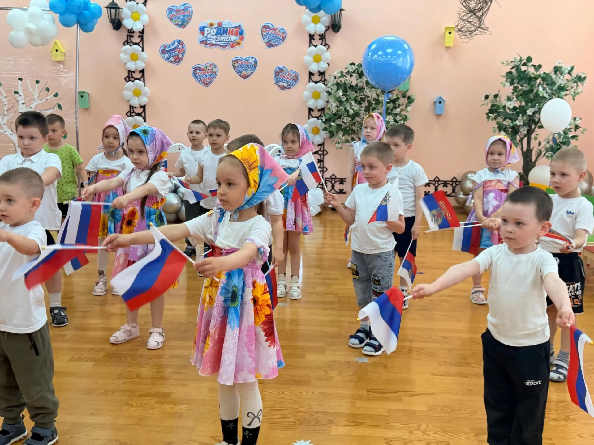 В детском саду «Умка» День России отпраздновали особенно торжественно, тепло и познавательно. 

Ребя