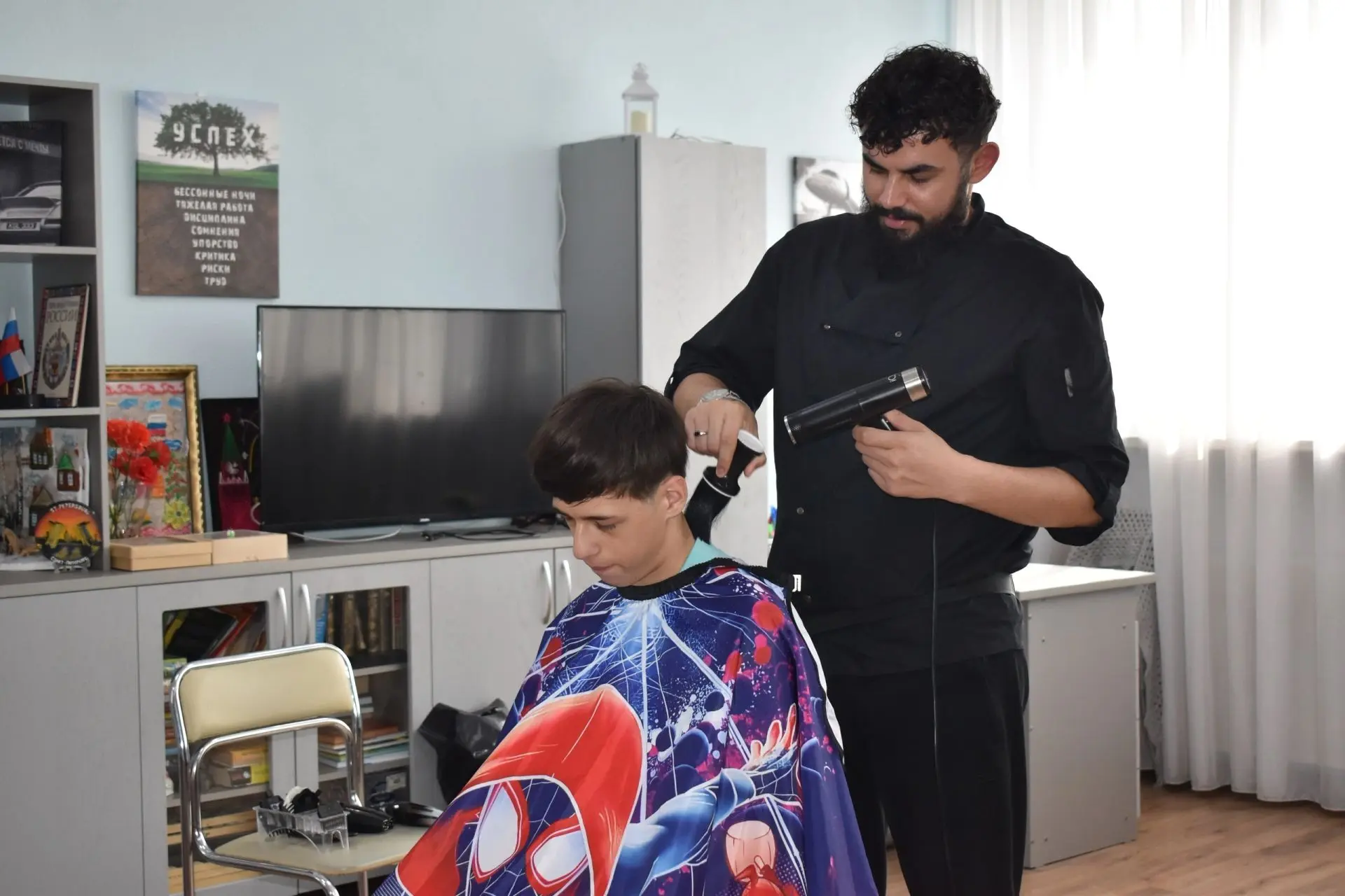 Тот самый день, когда ножницы творили магию ✂✨
У нас случился «Мужской день красоты» — и это было по