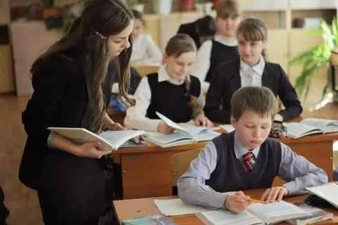 Для молодых учителей предложили расширить меры поддержки

В России обсуждают дополнительные льготы д