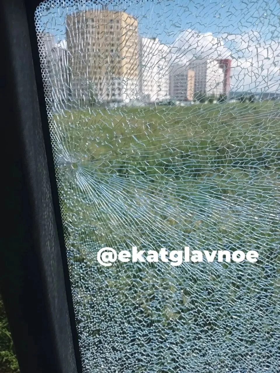 В Екатеринбурге вандал обстрелял автобусы из рогатки