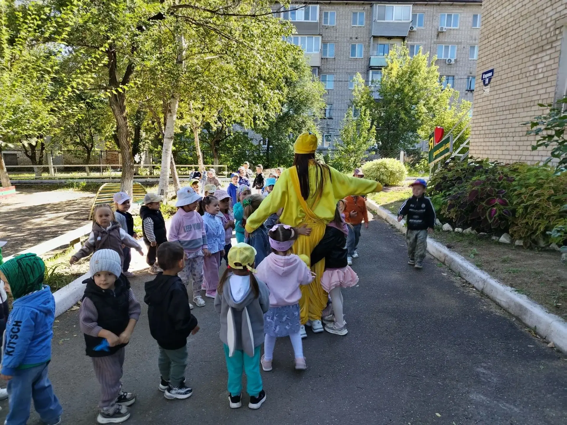 Сегодня воспитанники детского сада №9 в селе Камень-Рыболов участвовали в спортивно-игр...