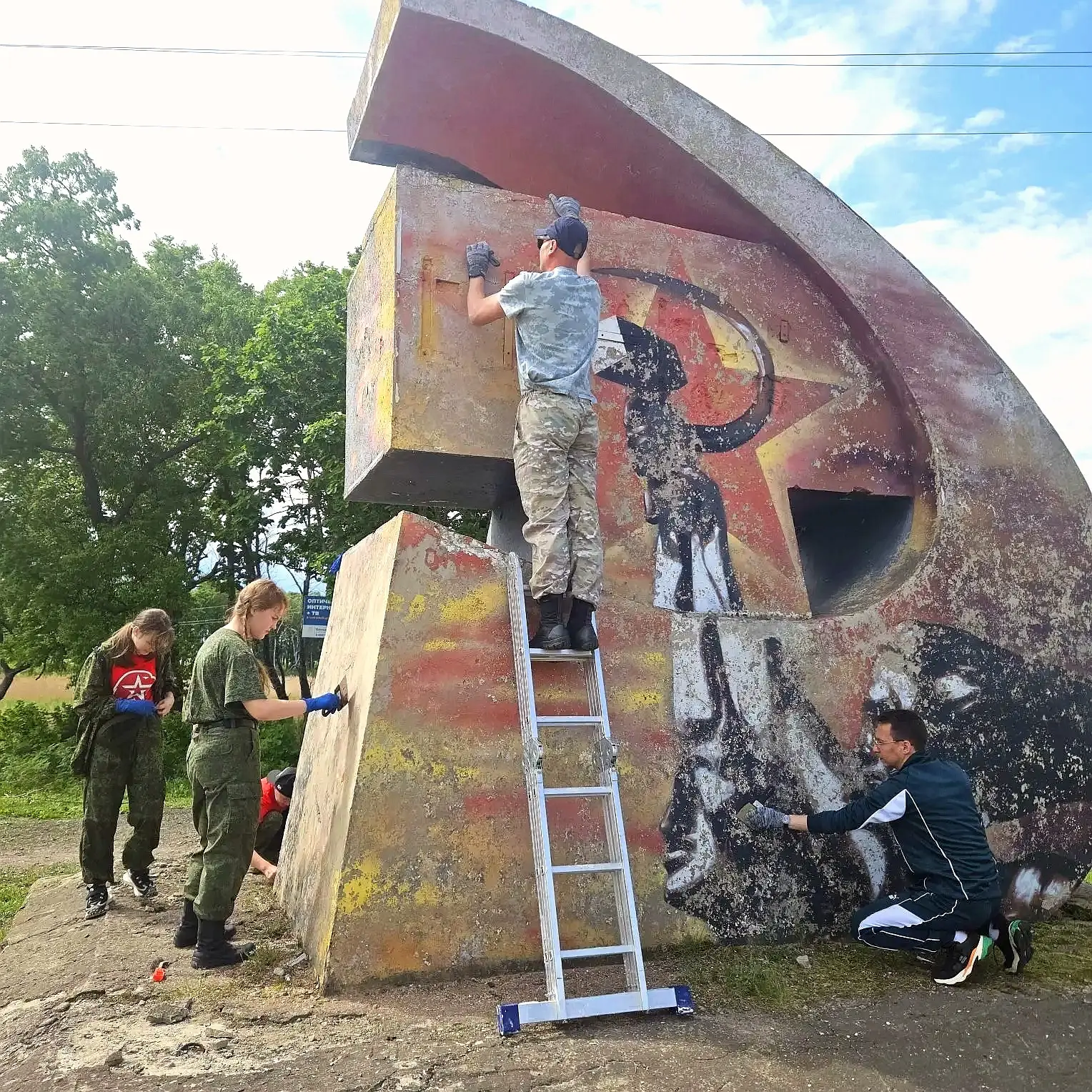 В селе Птичник  началась реставрация уникальной стелы «Серп и Молот»!

Благодаря поддержке губернато