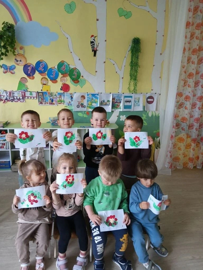 На  листочке нарисую
Яркий, красочный цветок
И тычком я напечатаю
Венчик, стебель, лепесток