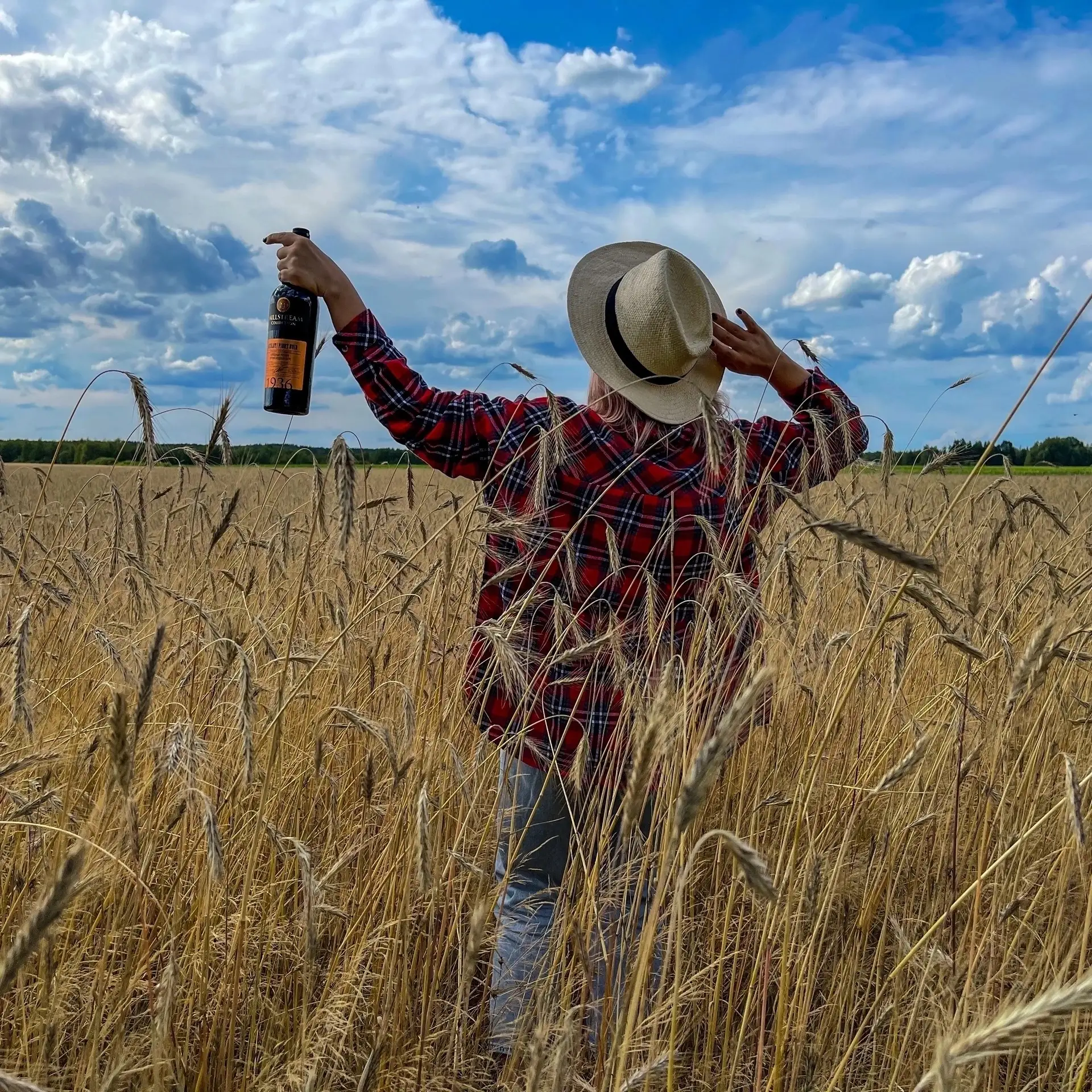🥂 Рислинг чаще всего сухой и сдержанный. Но иногда этот сорт звучит иначе.

Полусладкий Рислинг из 