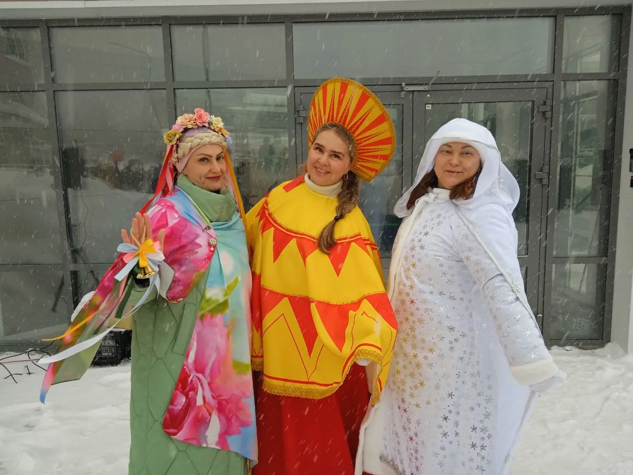❄Спорит, силой меряясь, Зимушка с Весной, Снегом заметала весь покров земной...  🥞Пятые классы приня