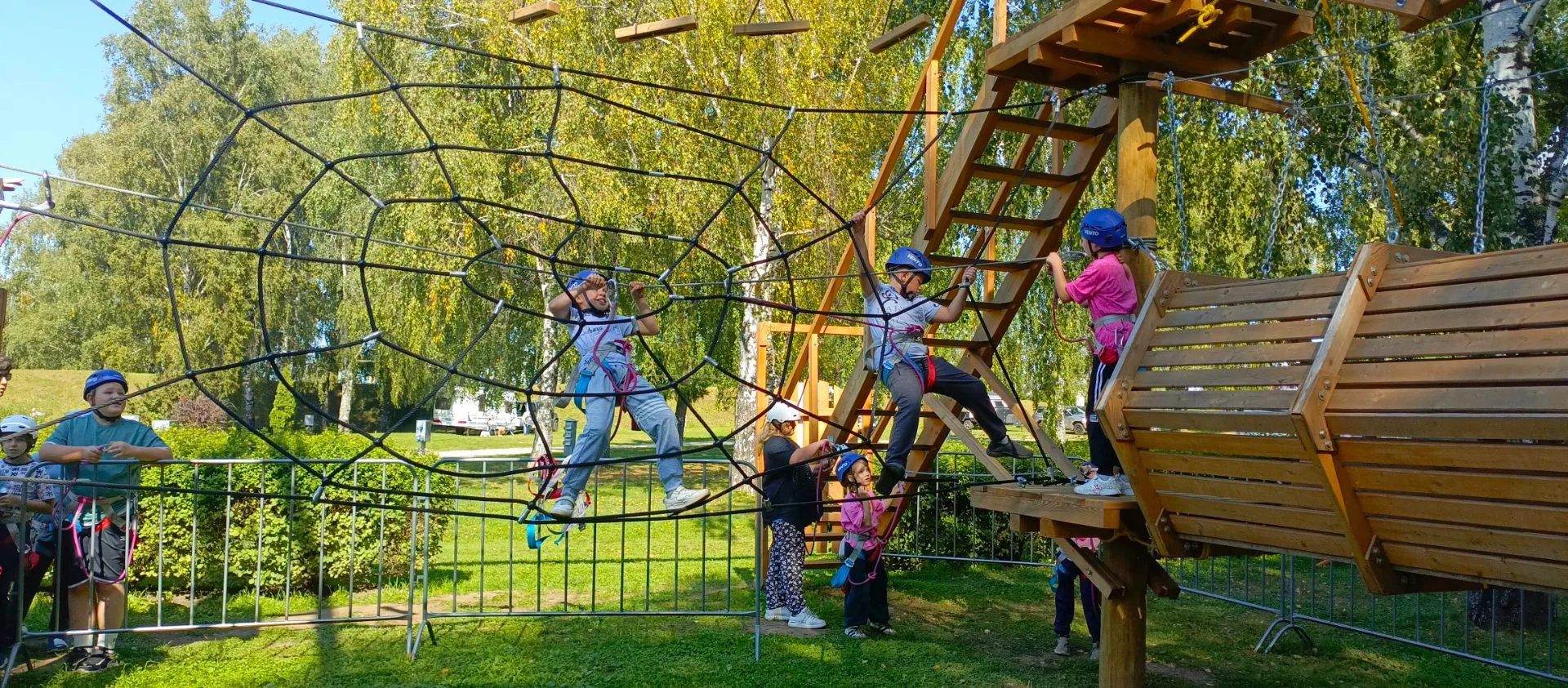 🎉 В преддверии нового учебного года ученики 4 класса отправились в верёвочный парк 🌳🧗