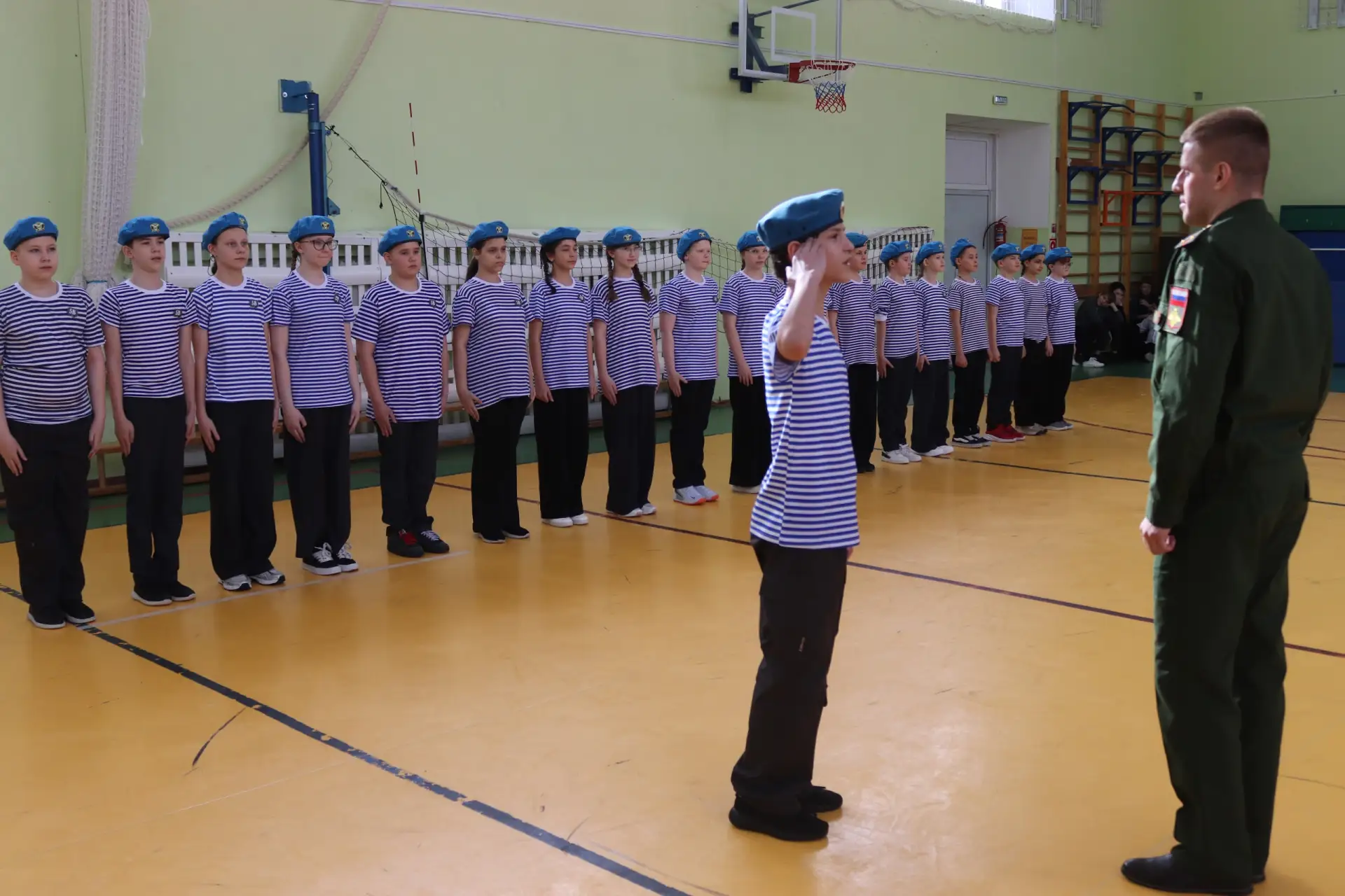 Смотр строя и песни 😊🤚 Мальчишки и девчонки, а так же их родители, спешим вам сообщить, что в нашей 