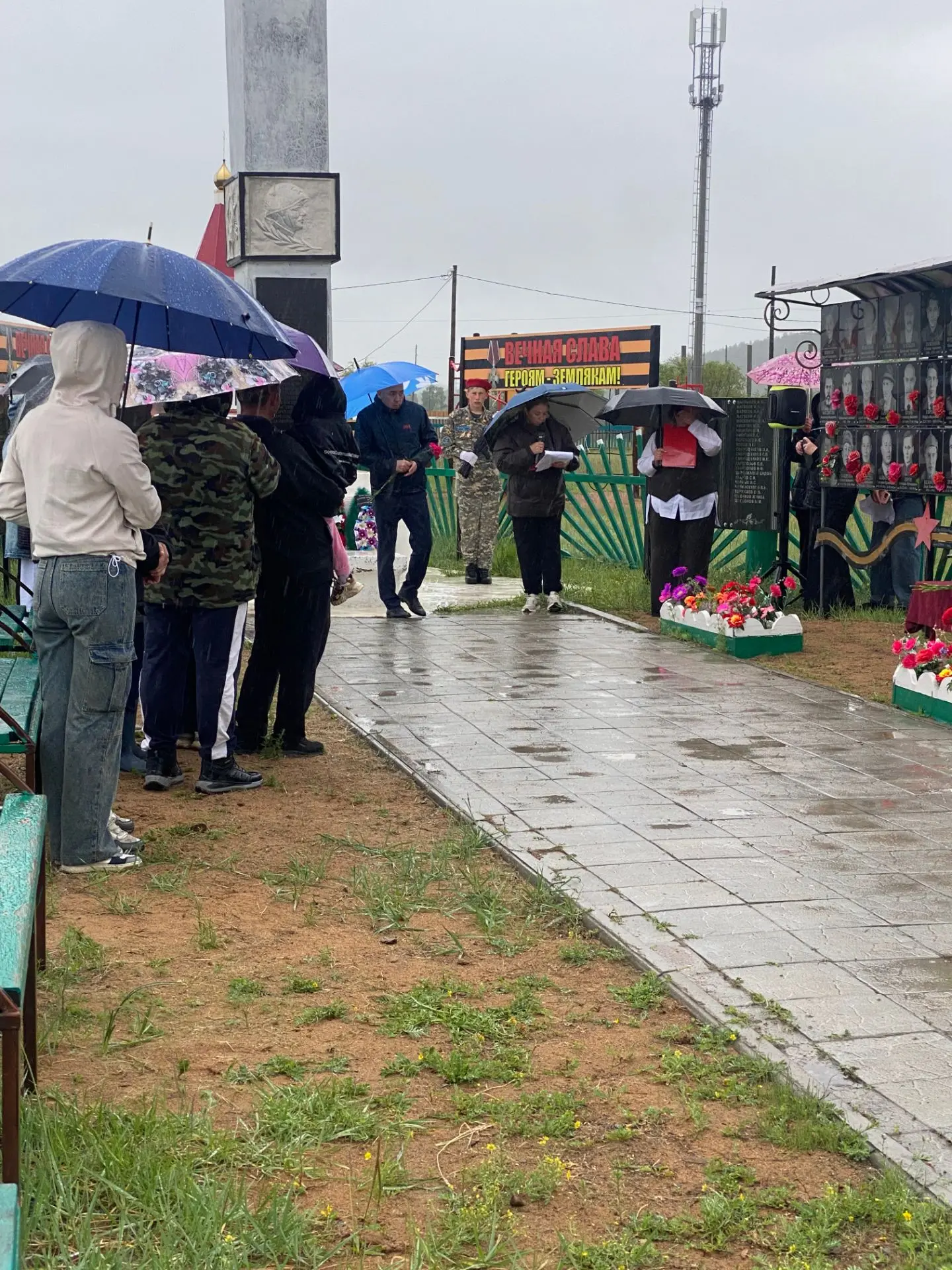 22 июня, в День памяти и скорби, в МБОУ Георгиевская СОШ прошел митинг на Аллее Славы, ...