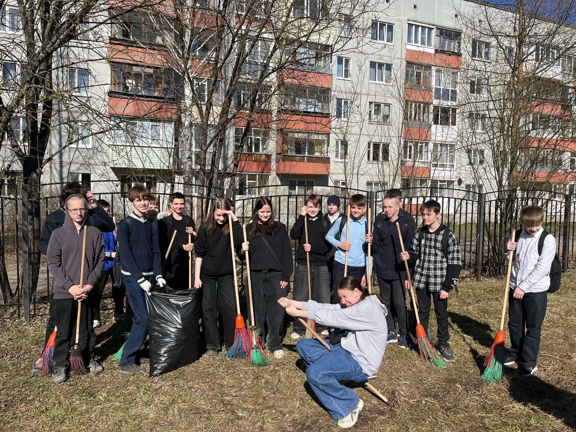 ШКОЛЬНЫЕ СУББОТНИКИ 🍃 — вместе делаем школьный двор чище и лучше  Когда за дело берутся дружные кома