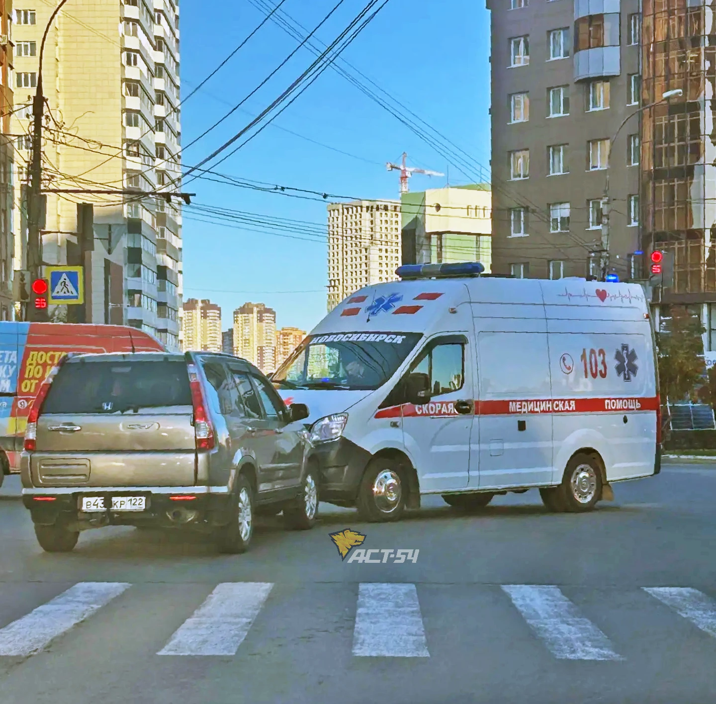 🚑 Карета скорой помощи попала в ДТП на перекрёстке улиц Семьи Шамшиных и Орджоникидзе