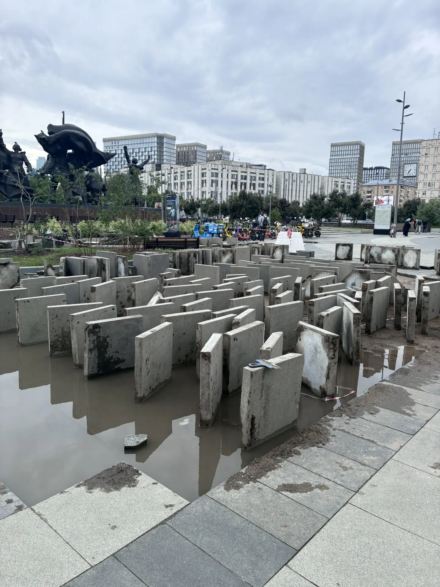 В Москве появился монумент «Московская плитка». Арт-объект символизирует бессмысленные и беспощадные