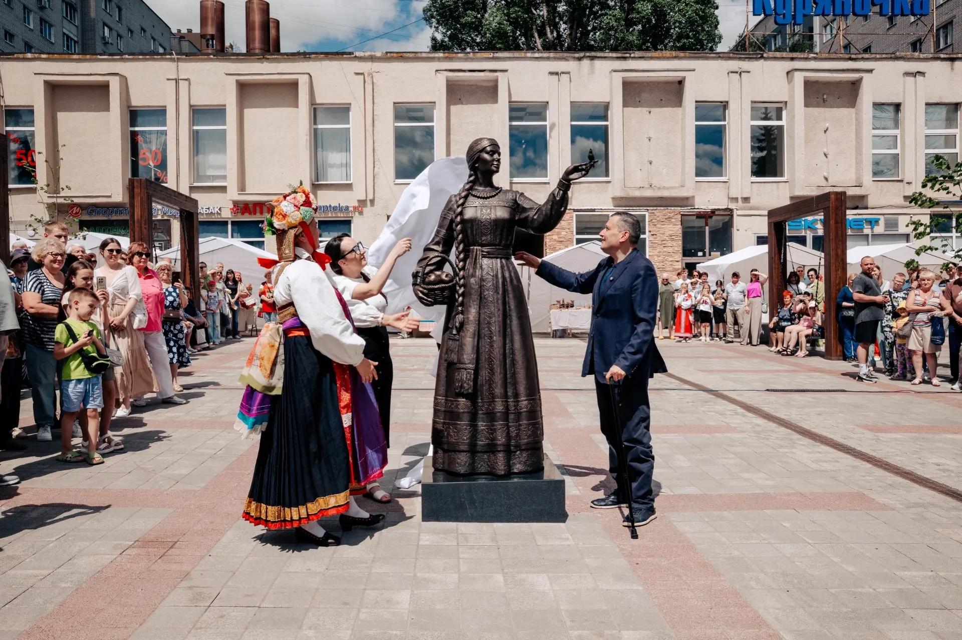 На ул. Дзержинского открыли скульптуру Куряночки.