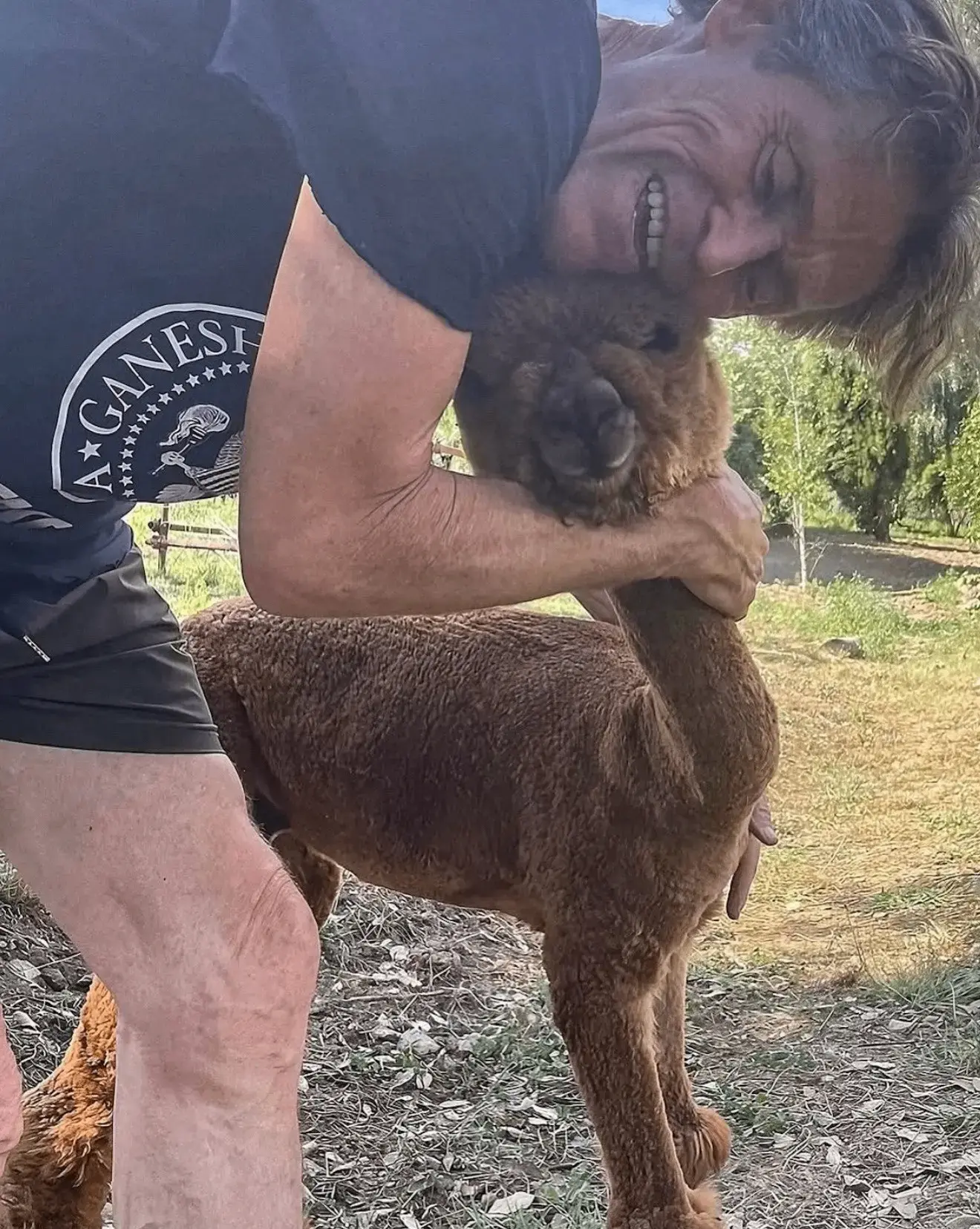 🦙 Принесли вам заряд хорошего настроения на выходные от Уиллема Дефо и Марка Руффало —...