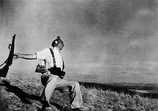 Американский военный фотокорреспондент Роберт Капа, в 1936 г. сделавший знаменитый снимок «Смерть ре