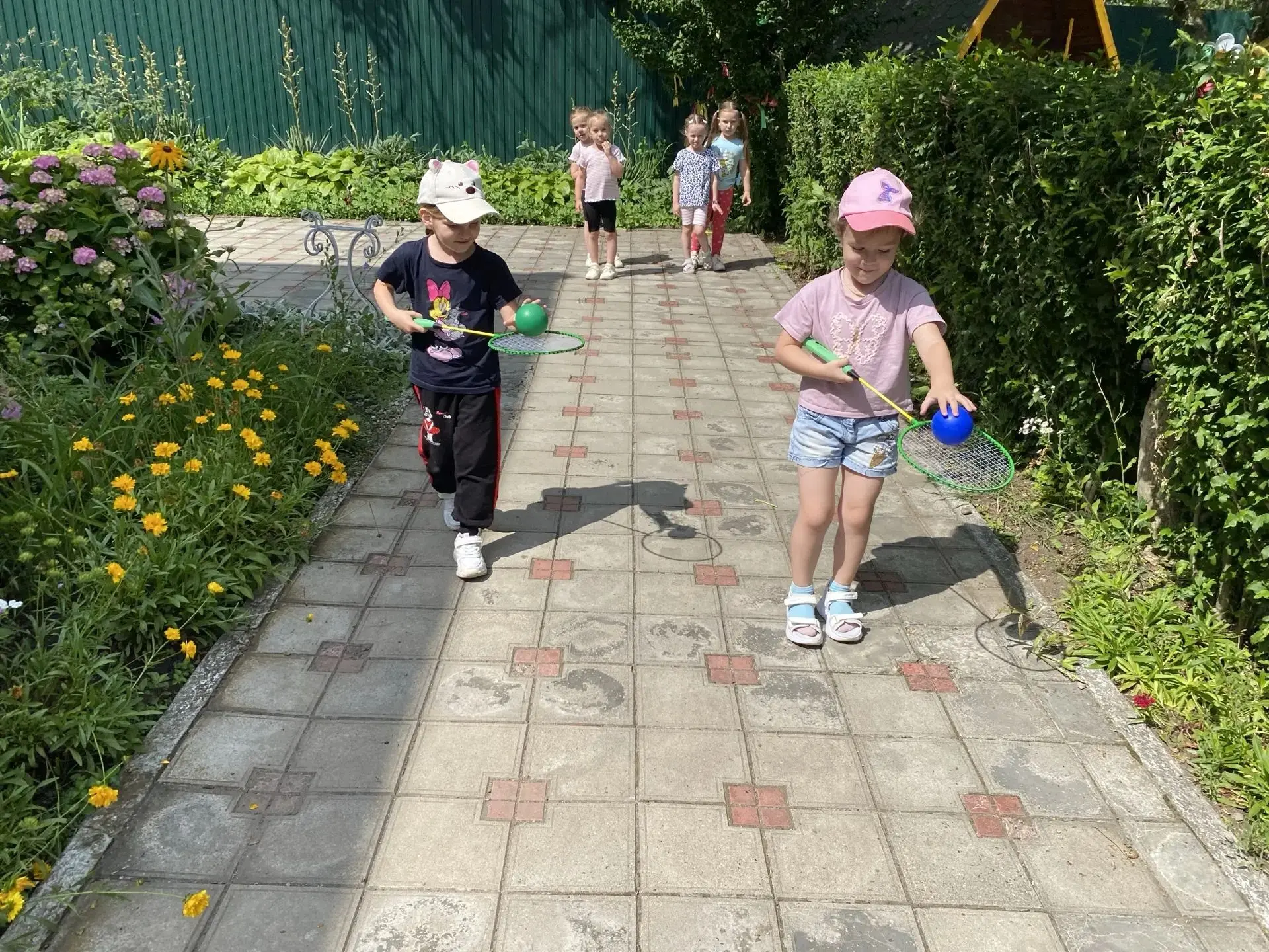 Лето на спорте: как группа «Почемучки» проводит каникулы в детском саду ☀️🏃‍♂️⚽

🌼Утро начинается 