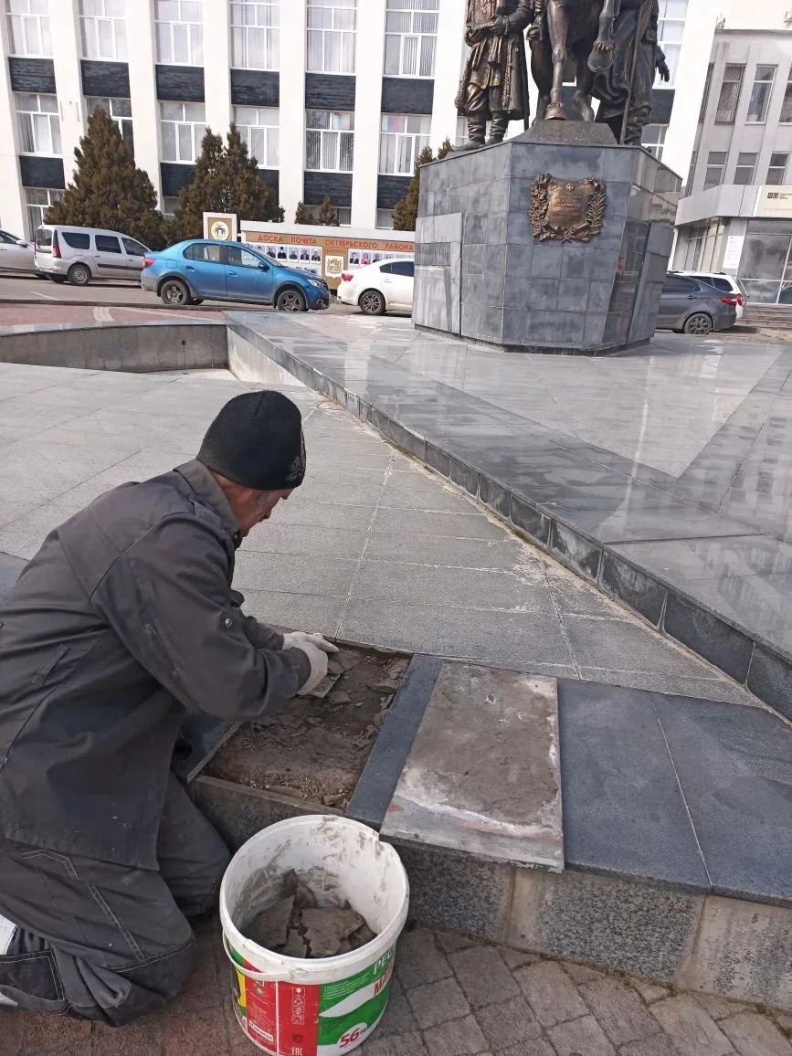 Продолжаем приводить в порядок город после зимы. Коммунальщики моют остановочные павильоны, прочищаю