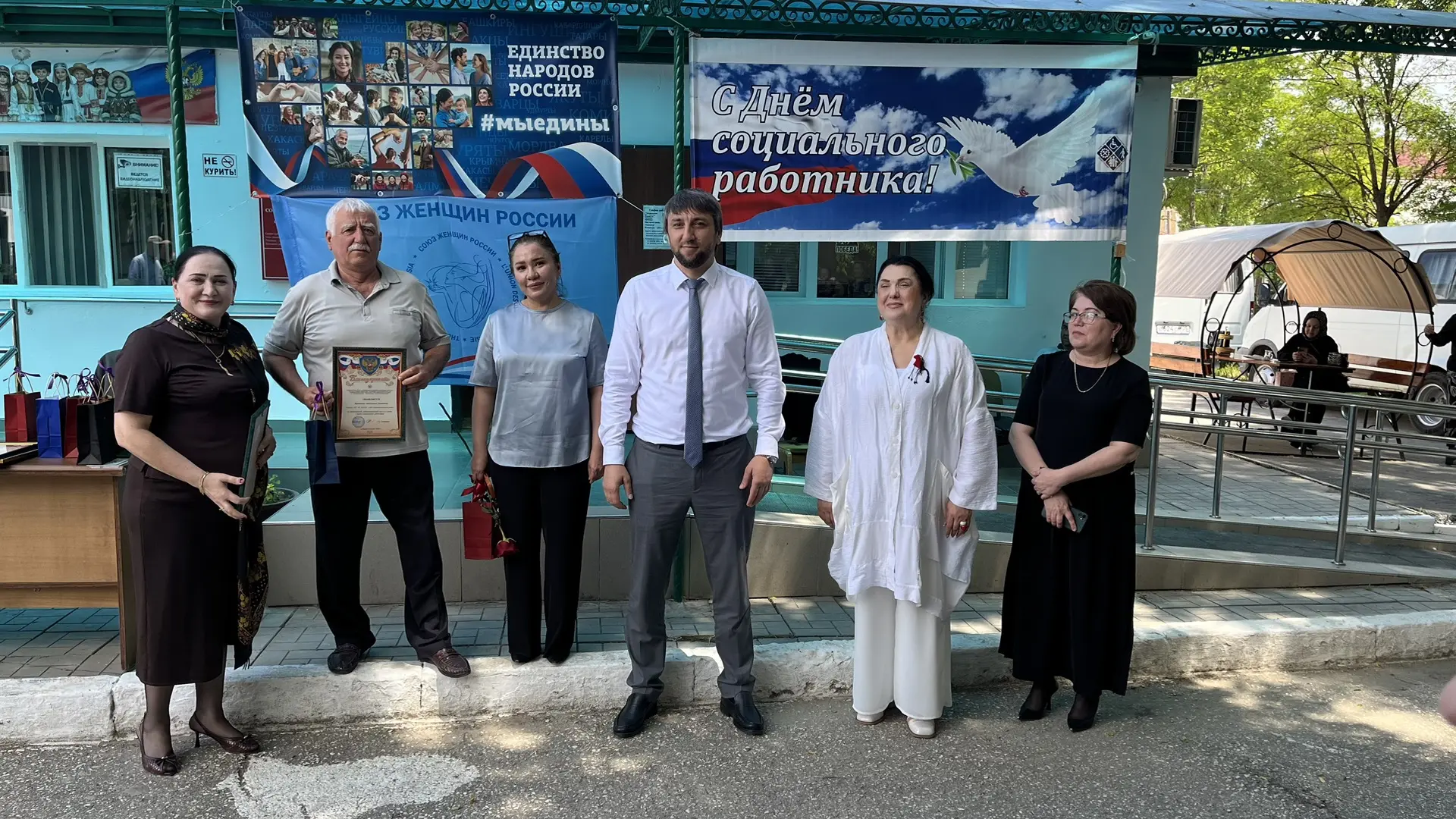 Благодарностями ГБУ РД «КЦСОН в МО «Карабудахкентский район» директор Темирова Г.Г. наградила сотруд
