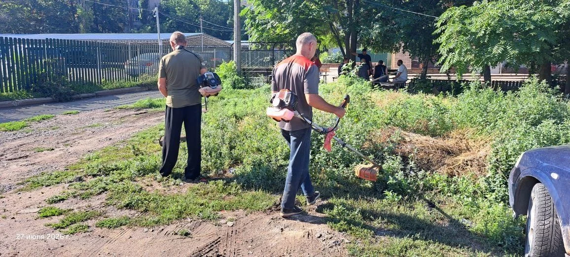 Сегодня Управой Пролетарского внутригородского района ведутся работы по покосу травы вдоль дороги по