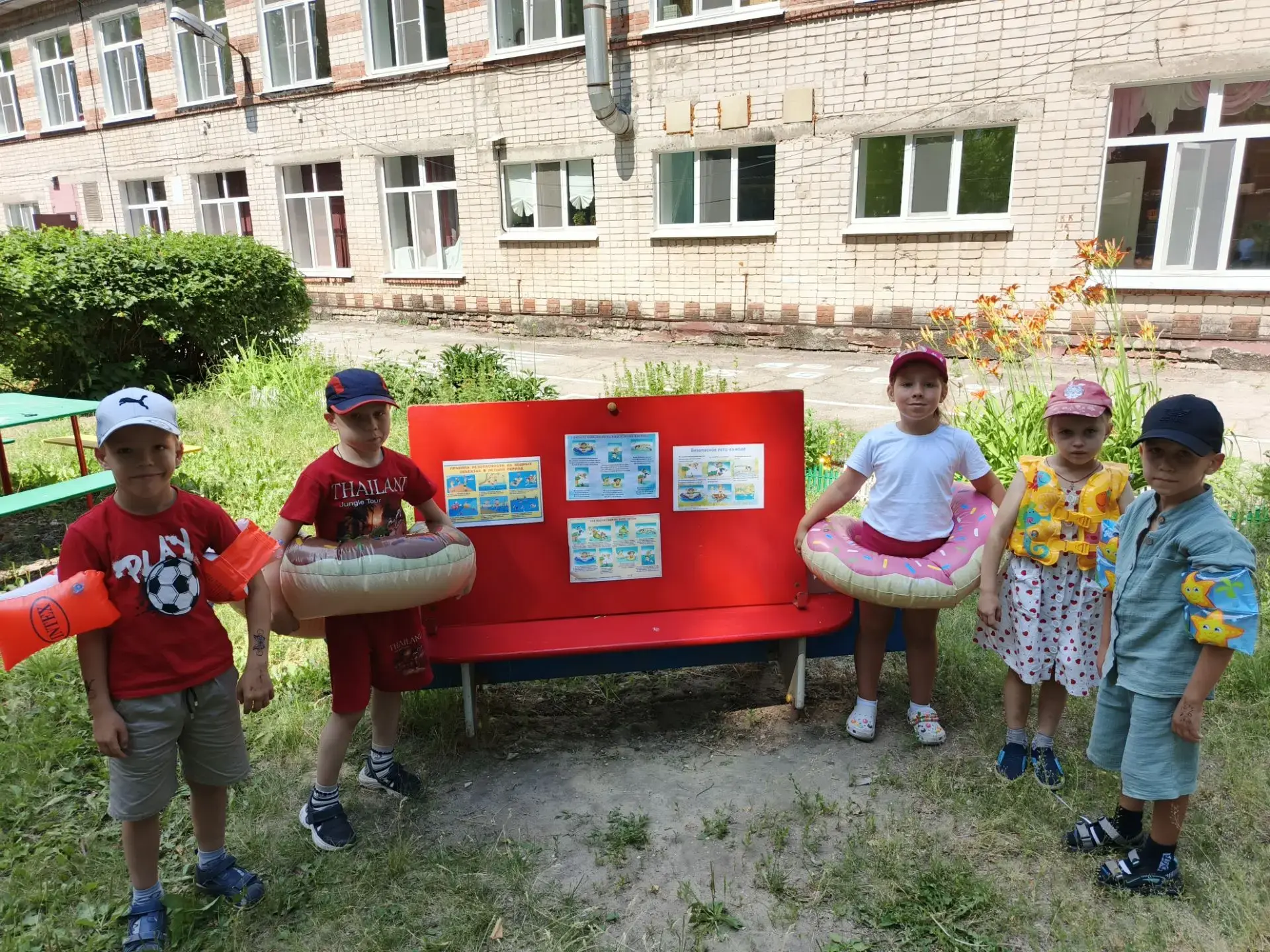 Сегодня в детском саду проходит Единый день безопасности на тему "Безопасность детей на природных и 