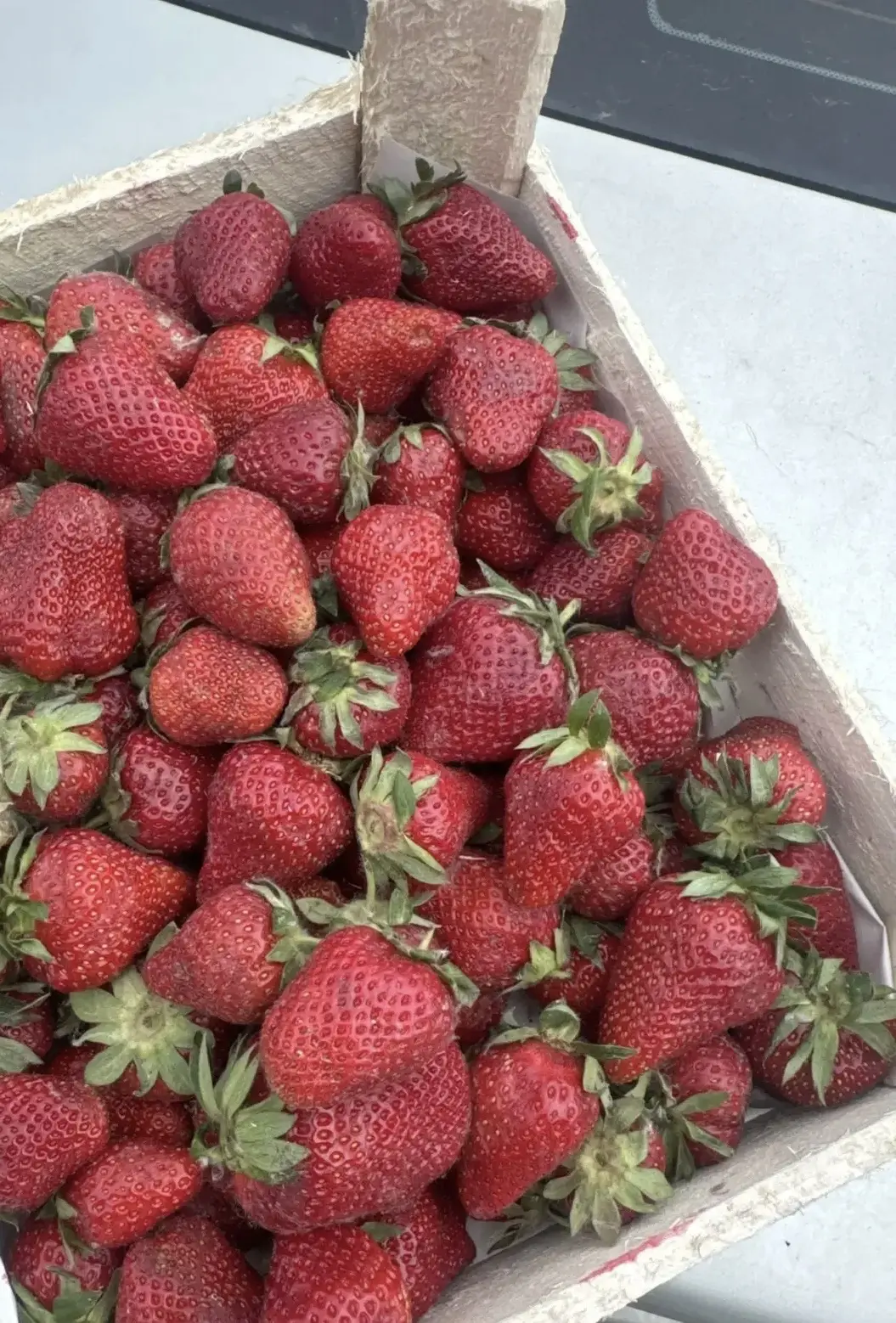 Клубника на варенье 🍓  На точке на Малышева осталось несколько ящиков клубники с последней поставки.