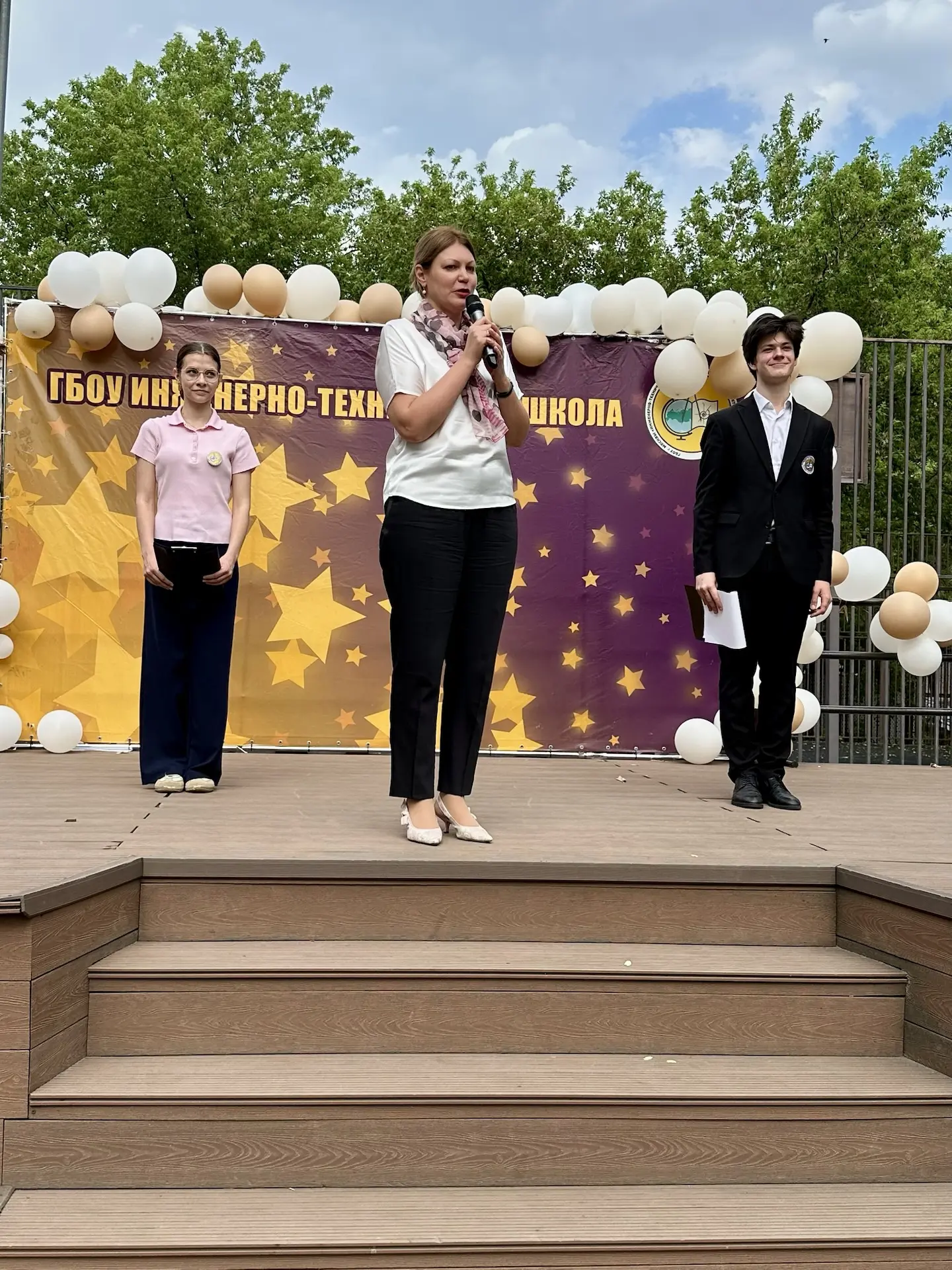 🔔Последний звонок для 11А и 11Б в школе на ул. Ак. Ильюшина, 8!   Позади 11 лет учёбы, впереди — бол