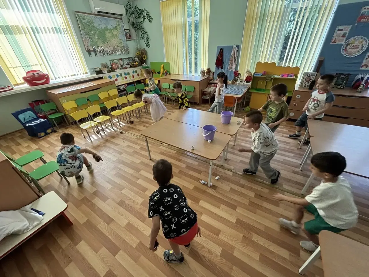 Сегодня ребята из средней группы отправились в незабываемое приключение по просторам России. 
На каж