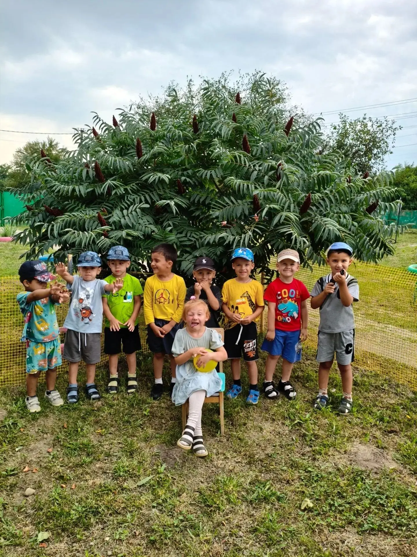 Мальчишеский хаос под чутким женским руководством.
