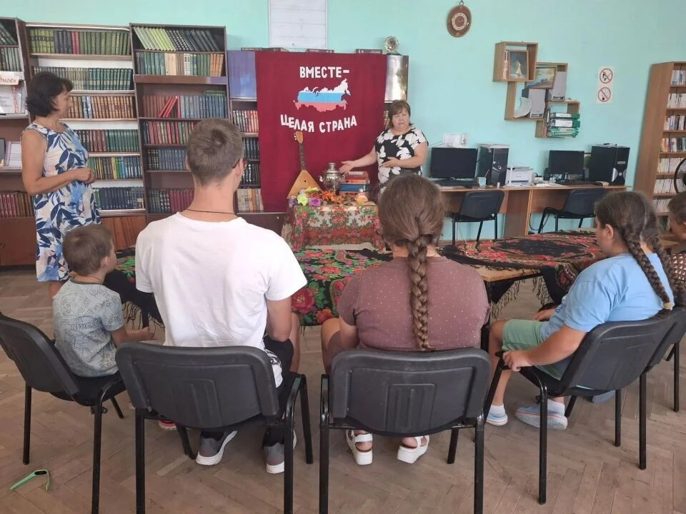 Познавательный досуг  "Русский мир: разнообразие наших корней" был организован в КДЦ с....