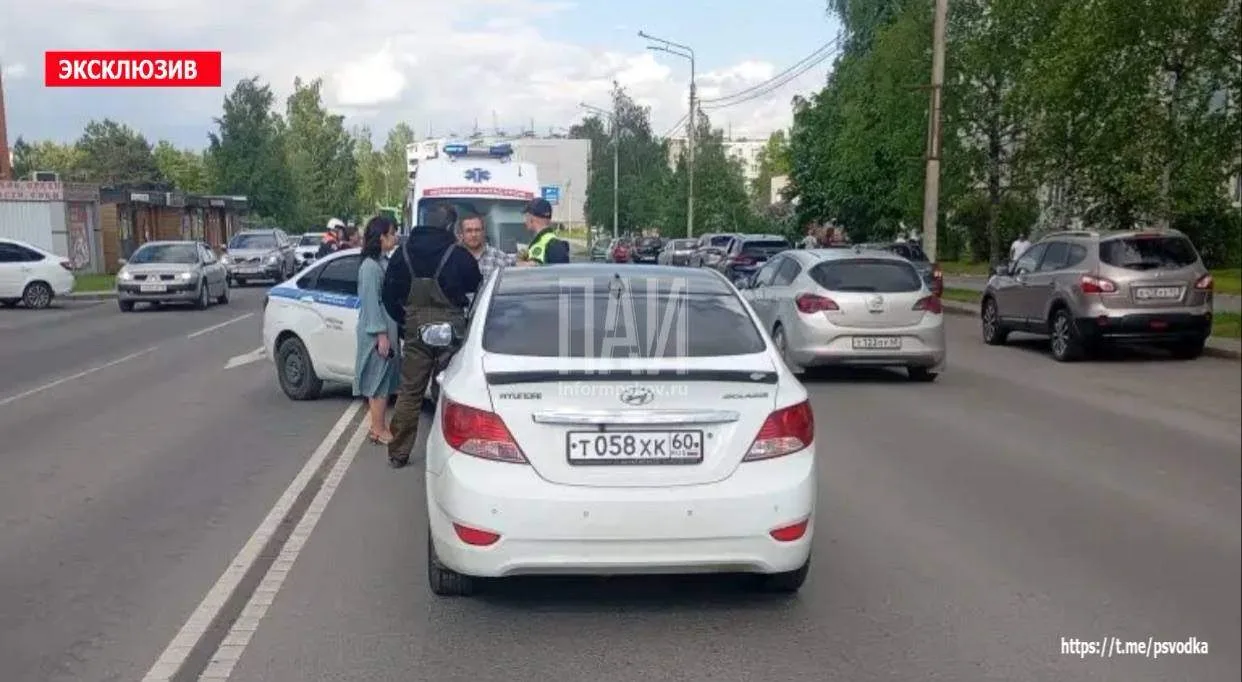 Ребёнок попал под колёса легкового автомобиля на улице Коммунальной в Пскове. ДТП произошло недалеко
