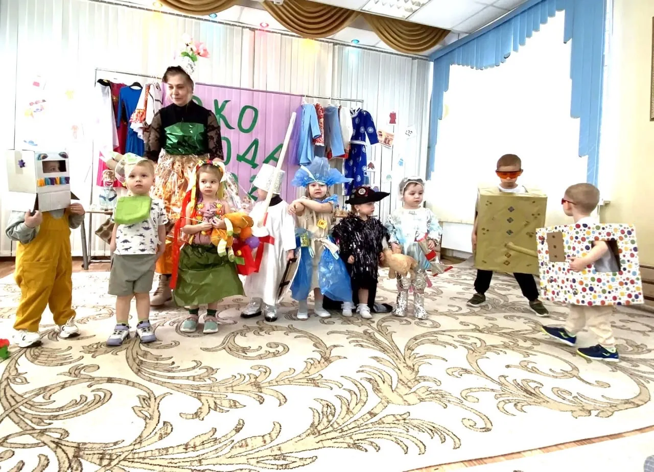 Эко-мода в корпусе №9: как из «мусора» рождается искусство!  🎉 Прошёл яркий экологический праздник —