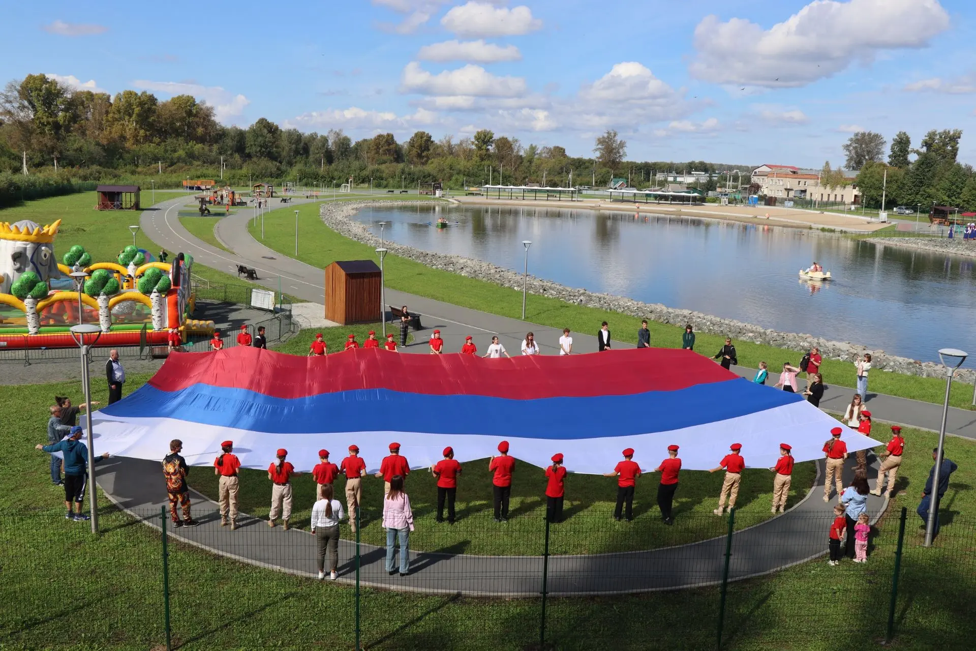 В Тогучине ярко и торжественно отметили День Государственного флага! 🇷🇺