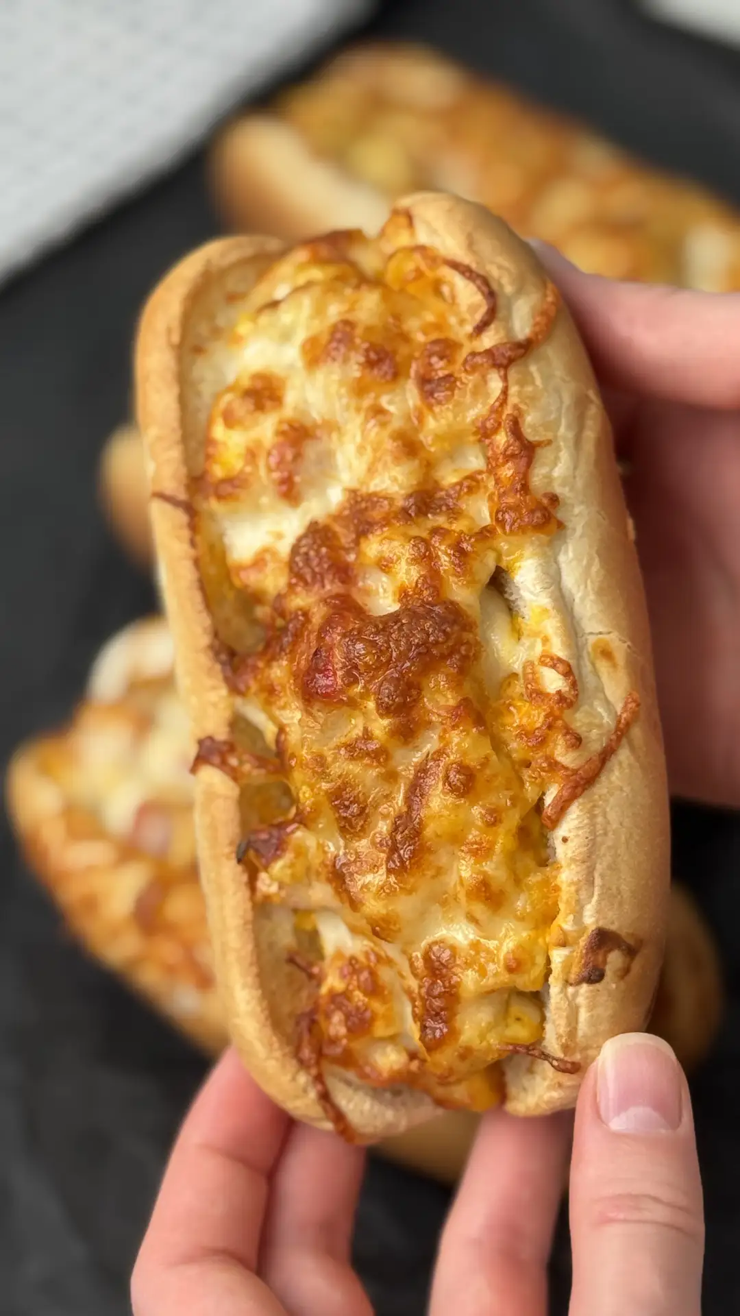 Булочки с сочной курицей в соусе.

Булочки подойдут любые круглые или овальные, домашние или покупны