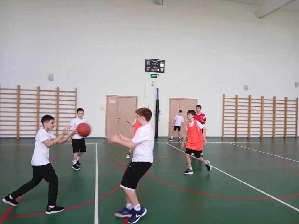 🏀 «Ура, каникулы!»: В нашей школе прошел турнир по баскетболу среди 4-х и 5-х классов!  Каникулы- эт
