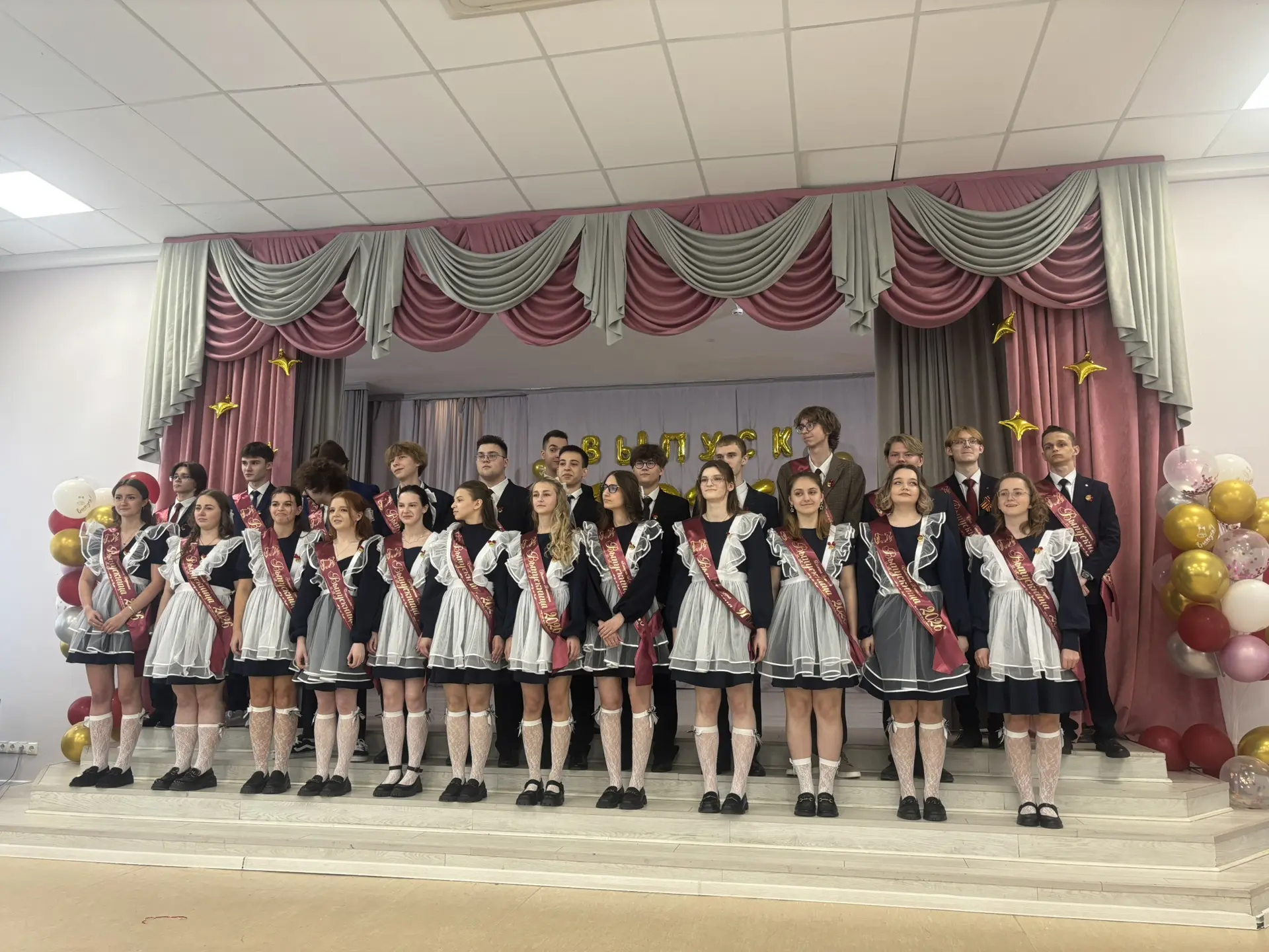 🎓💔 Наш первый корпус сегодня опустел. Но опустел не стенами — сердцем.  Прозвенел последний звонок д