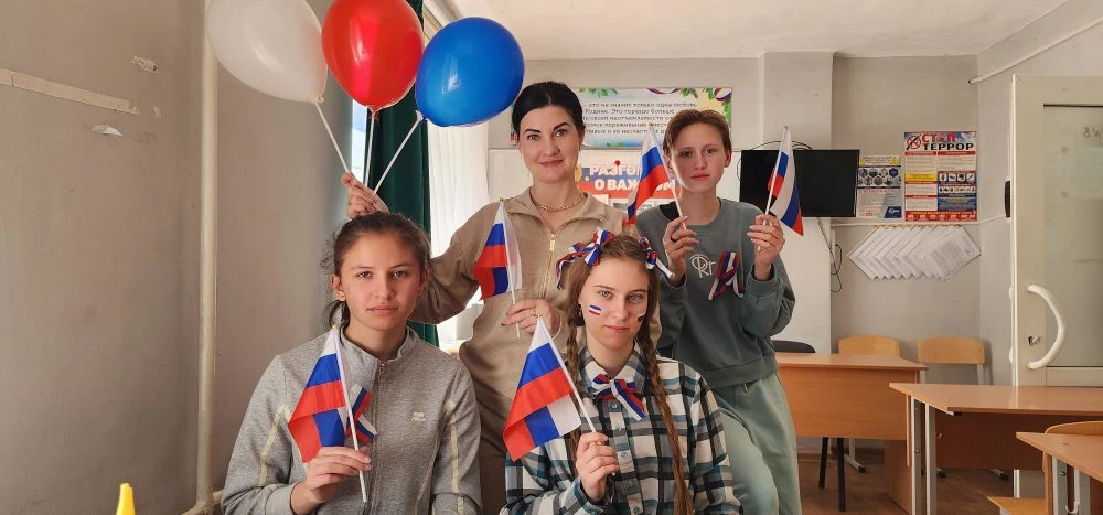 🇷🇺 Творческий мастер- класс🇷🇺

В честь знаменательного дня "Воссоединения Крыма с Россией", студ