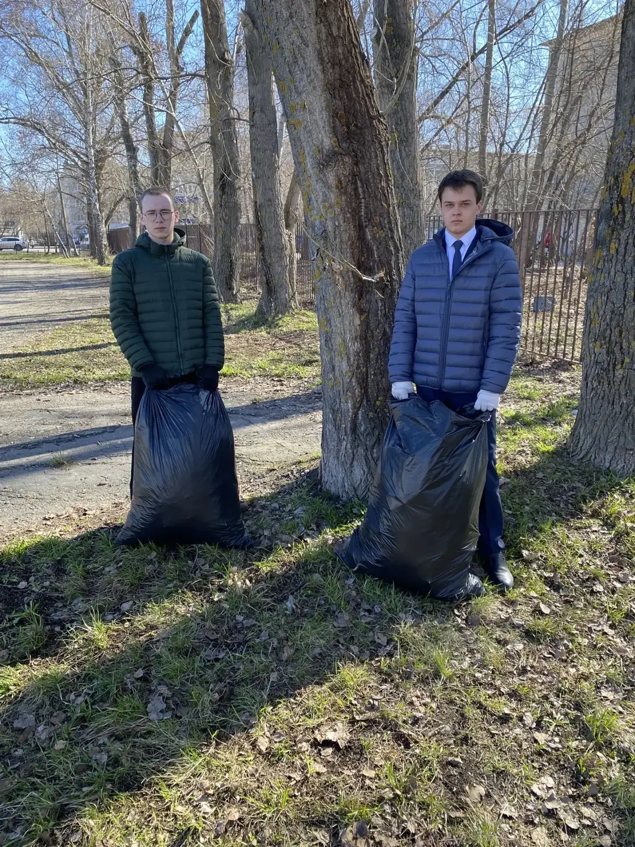 🧹 Субботник — дело доброе и нужное!  Второй день в 1 и 2 корпусе нашей школы все дружно выходят  на 