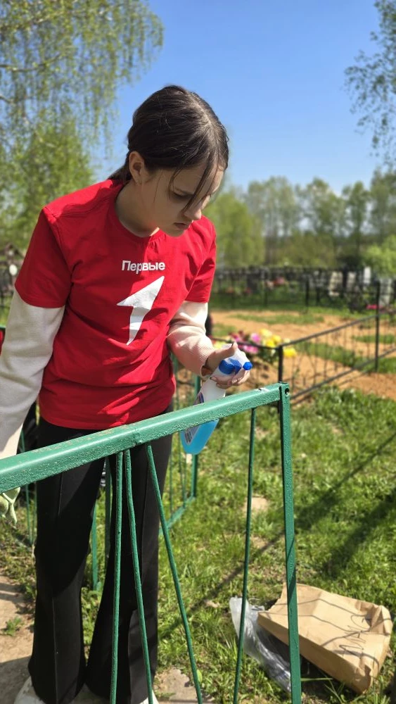 🎖️ Накануне 81 годовщины Победы активисты Движения Первых продолжили свою заботу над захоронением и