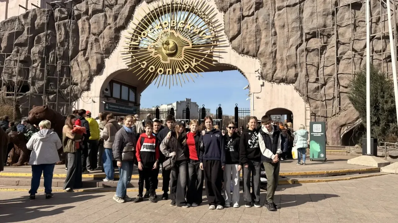 🦒Каникулы в дикой природе!  В самом сердце нашего города, под открытым небом, раскинулся целый живот