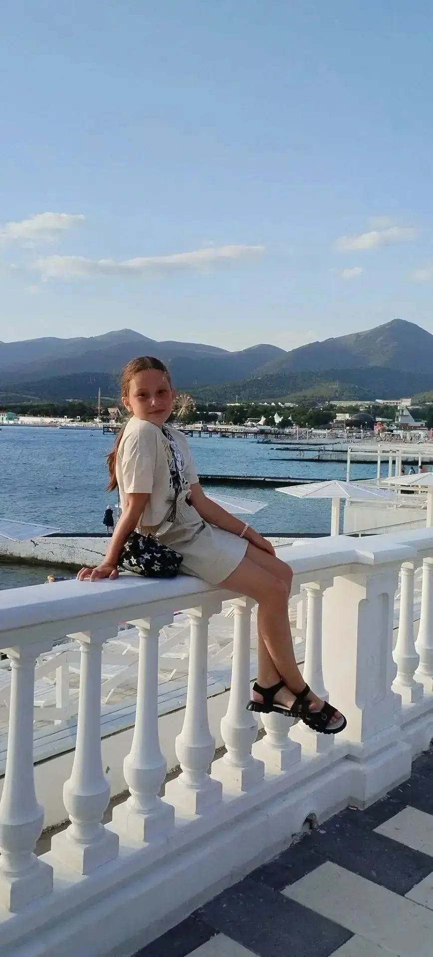 ⛵ Ученица 2 «В» класса Зыбцева Полина передаёт всем огромный привет с берега Чёрного моря! 
🌊 Здесь