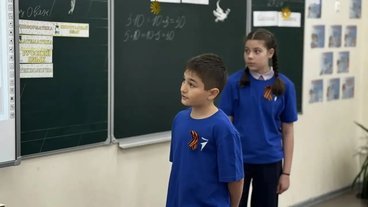 ⭐ ПЕРВЫЕ нашей школы провели акцию "Георгиевская лента" для младших школьников ⭐  🧷Активисты рассказ