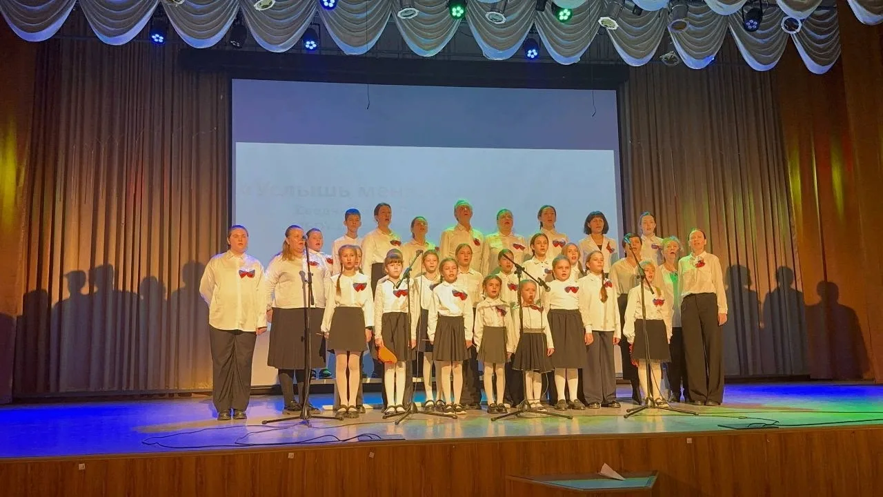 Наш сводный хор "Параллели" под руководством Хрипковой Виктории Владимировны прошел на окружной этап