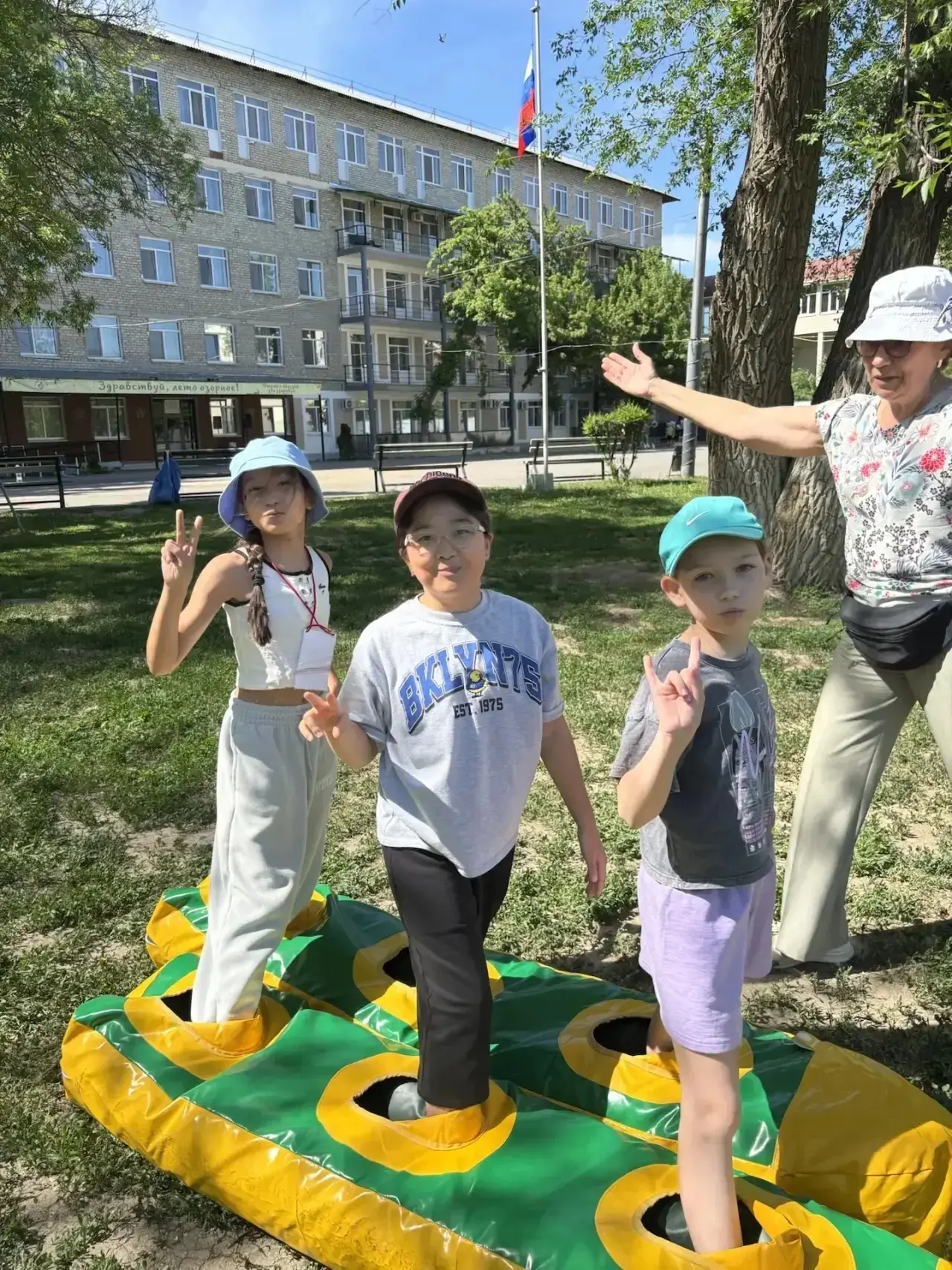 Орлята из 4.3 и 4.4 прямо сейчас  проводят время в санатории имени Чапаева.
