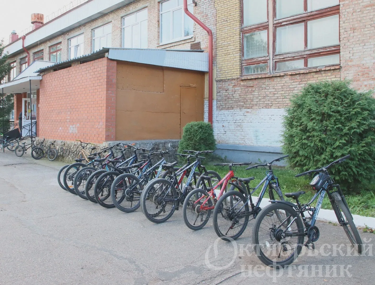 🚴 В Октябрьском у школы № 9 оборудовали велопарковку