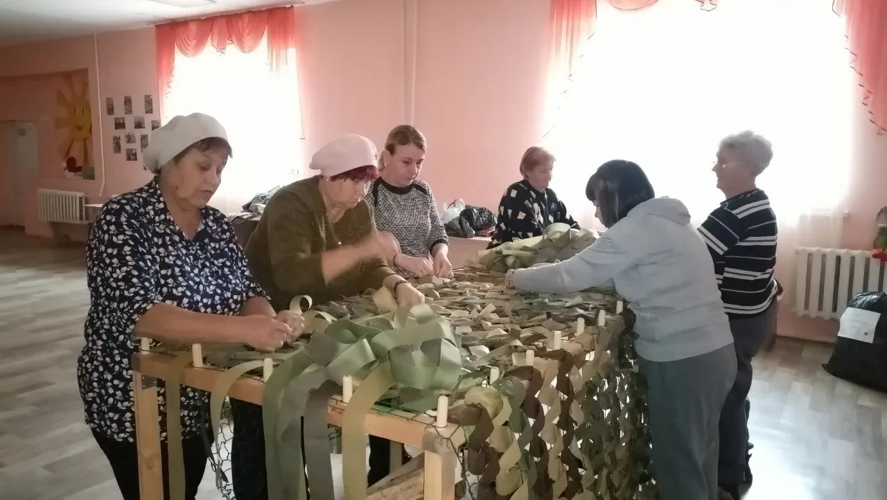 Даже в летний период, когда у многих забот невпроворот, плетение маскировочных сетей на...