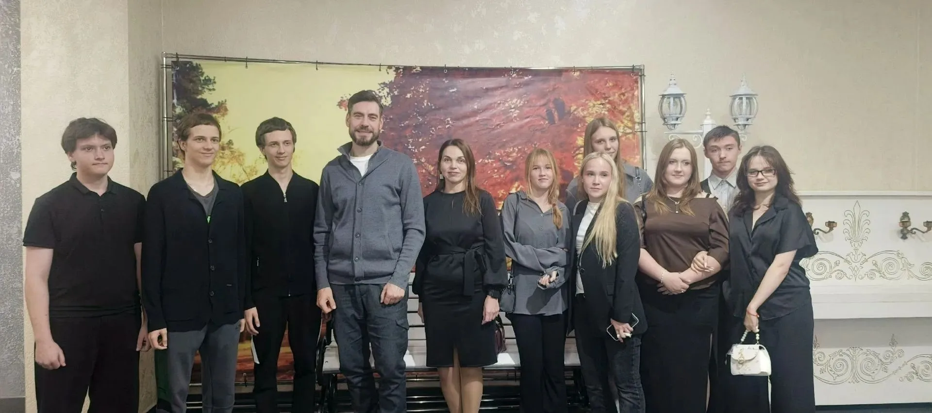 30 сентября обучащиеся 10-й параллели  побывали на моноспектакле «Евгений Онегин» в исп...
