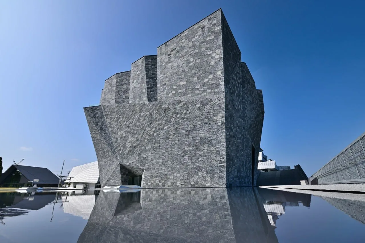 Музей Kadokawa Culture Museum в японском городе Токородзава от архитектурного бюро Кенг...