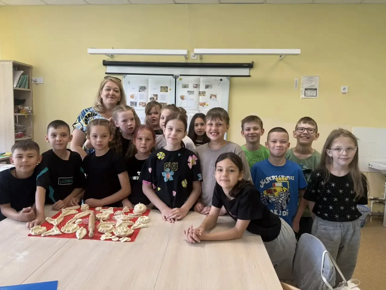 🍽️ Когда шедевры готовят руки детей! 👨‍🍳👩‍🍳

Сегодня в нашем пришкольном лагере кружок «Татарск