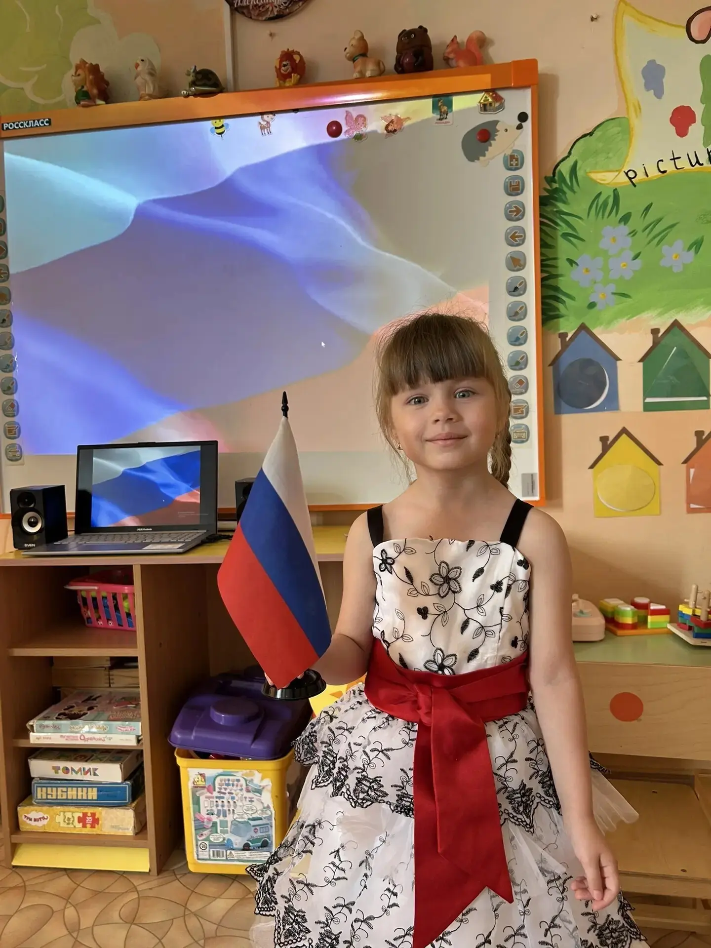 Ребята средней группы «Лучики» в честь Дня Государственного флага Российской Федерации ...