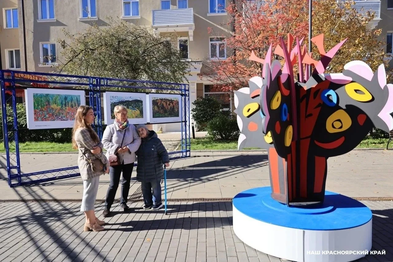🎨 В сквере Дзержинского открылась уличная выставка к 100-летию Андрея Поздеева