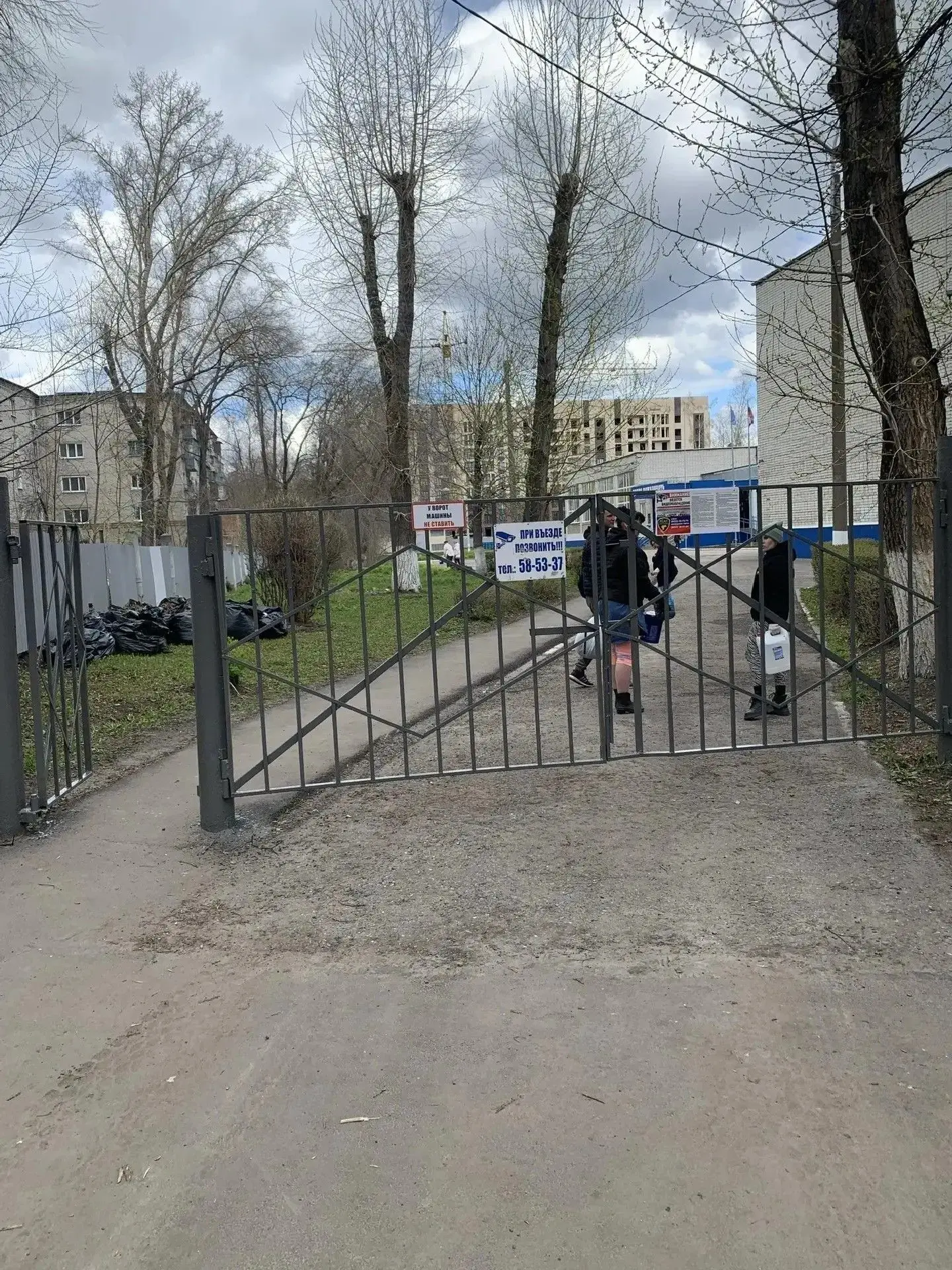 🧹Накануне праздника 1 Мая в нашей школе в обоих корпусах прошли субботники.  💪 Ученики, педагоги и с